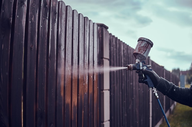 Spray painting outdoor fences: achieving durability
