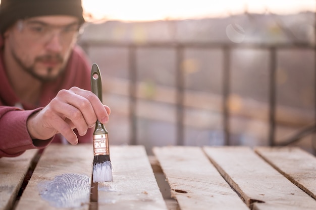 Tips for maintaining wood surfaces painted with spray